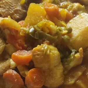 Patatas con cazón en amarillo