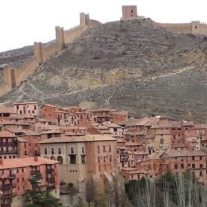 Vista de las murallas y del puebo de Albarracín