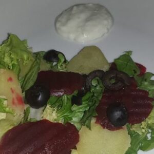 Ensalada con patatas y salsa de roquefort