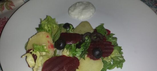 Ensalada con patatas y salsa de roquefort