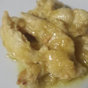 Pollo en tiras con salsa de cebollas y manzanilla