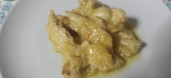 Pollo en tiras con salsa de cebollas y manzanilla