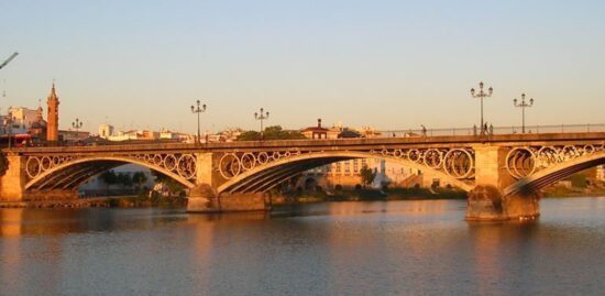 Puente que une Triana con el centro de Sevilla