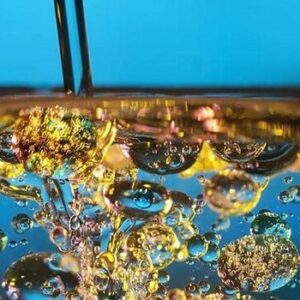El aceite arriba y el agua abajo