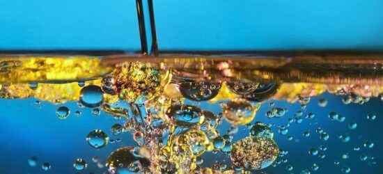 El aceite arriba y el agua abajo